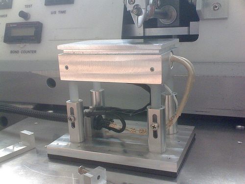 Hotplate for wthermosonic wedge bonding